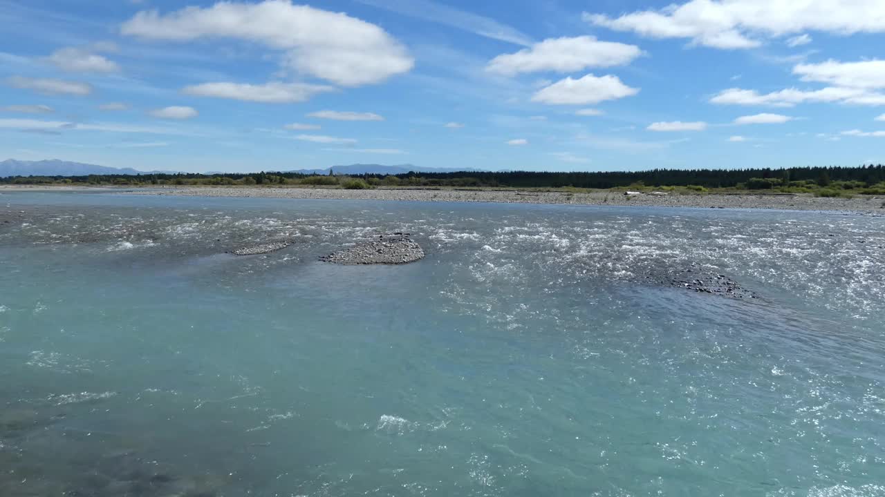 夏季，水流稳定地穿过美丽的绿松石色河流(Waimakariri河，新西兰)。视频素材