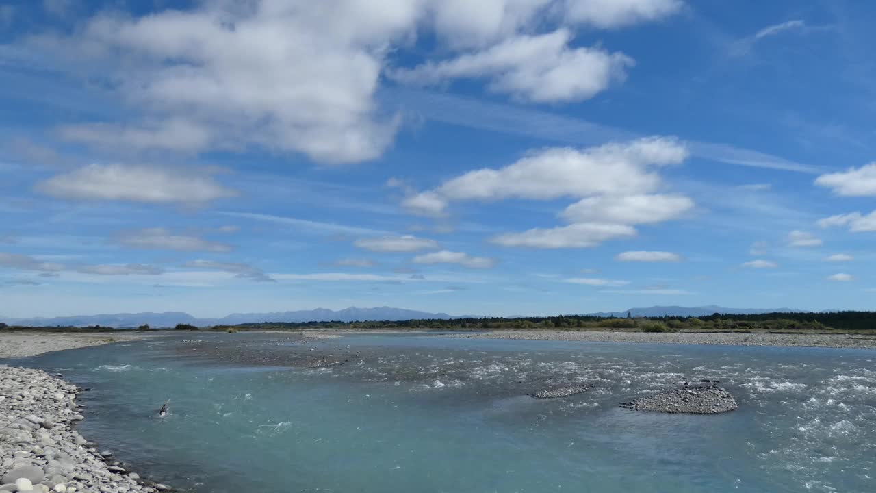 温和流动的绿松石色河流在广阔的夏季景观(Waimakariri河，新西兰)视频素材