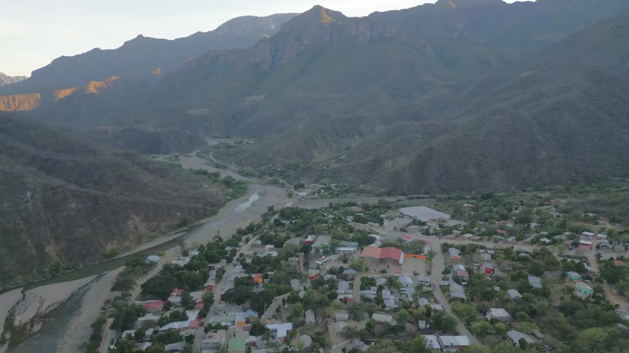 空中无人机自然环境山谷小镇，铜峡谷独特的墨西哥公路穿越山脉之间的拉丁美洲北部视频素材