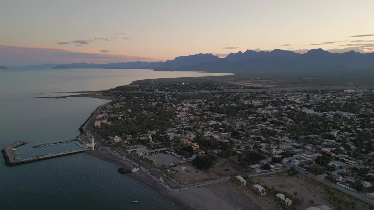 无人机夕阳景观洛雷托镇下加利福尼亚州墨西哥天际线海滩海海岸半岛在拉丁美洲旅游目的地，建立拍摄视频素材