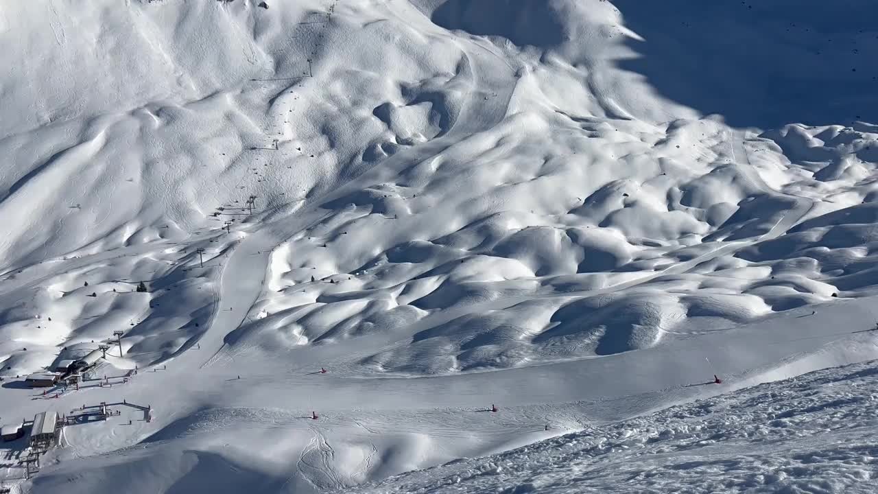 法国阿尔卑斯山脉的Courchevel滑雪胜地的斜坡。视频素材