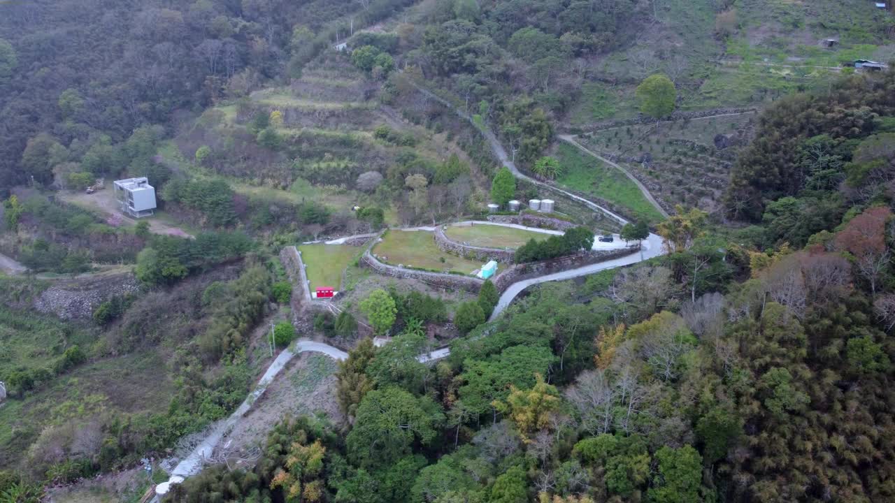 鸟瞰图，乡村风景蜿蜒的道路和散落的建筑视频素材