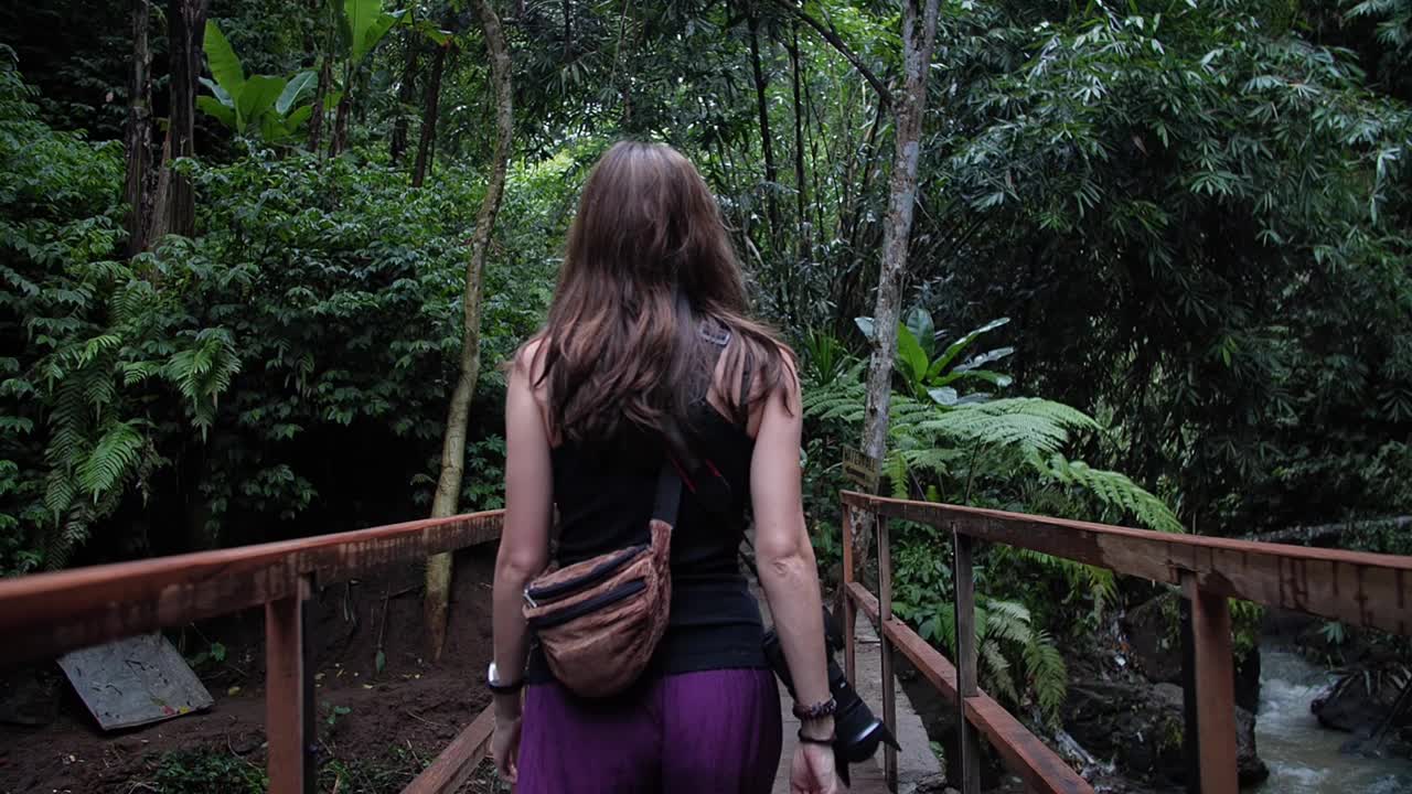 在雨林中散步的女人视频素材