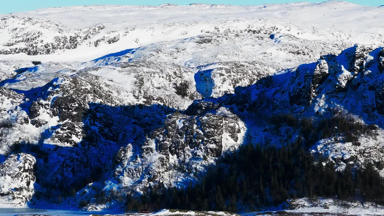 挪威特隆德拉格贝萨克的冬季雪山景观。无人机拍摄的视频素材