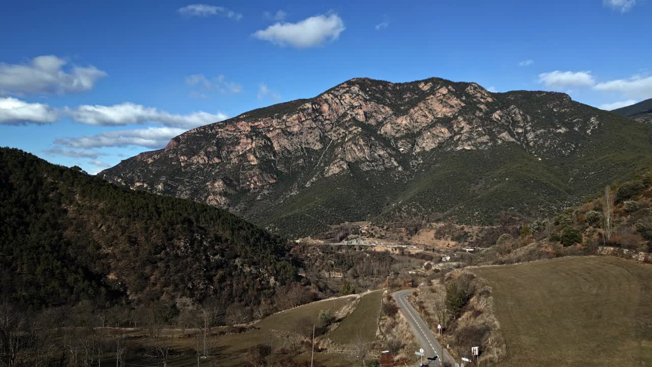 空中无人机全景景观山，天际线云在Arseguell Lerida西班牙视频素材