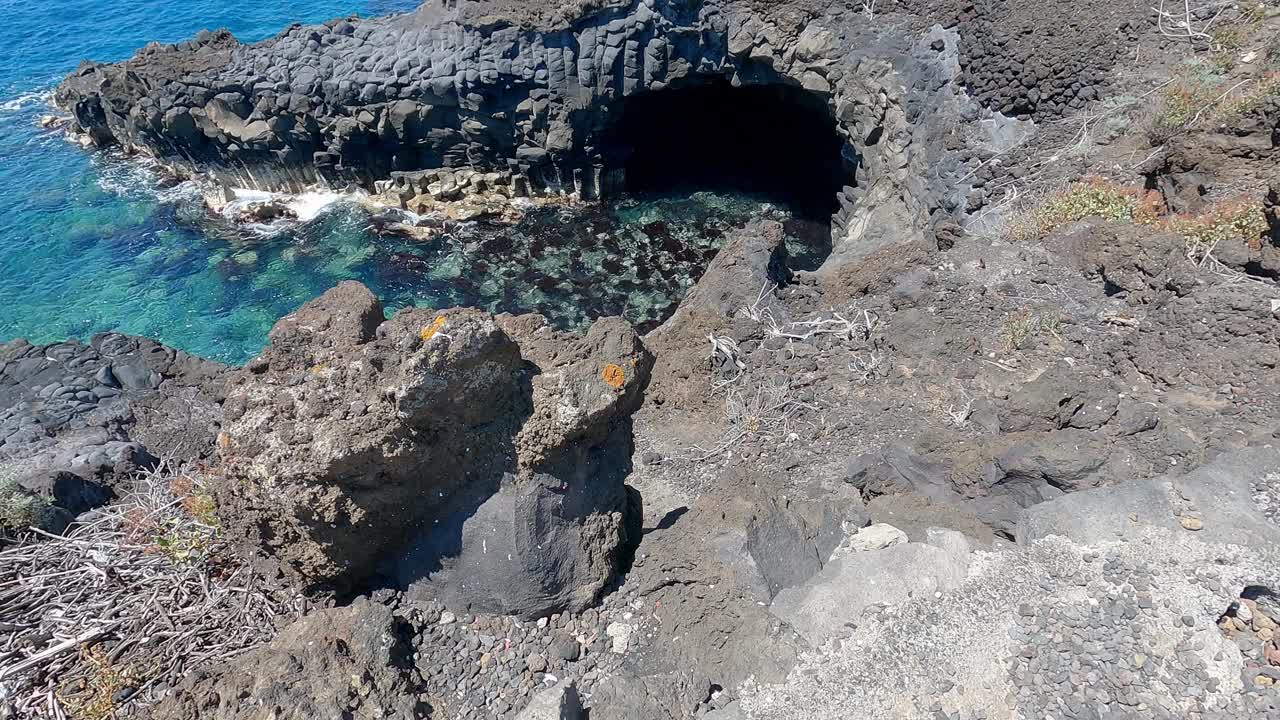 美丽的火山海岸景观与房屋和洞穴视频素材