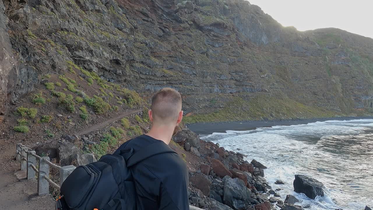 游客从火山小径上眺望大海视频素材