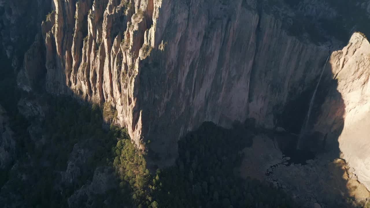 岩石悬崖地质构造接近巴塞阿奇瀑布国家公园空中无人机墨西哥景观，山脉和天际线在卡斯卡达奇瓦瓦西马德雷西部视频素材