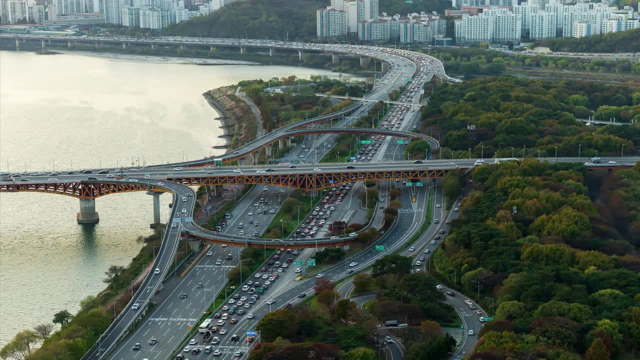 首尔城东区，江边北路高速公路城寿桥，白天和夜晚的市中心和周边视频素材