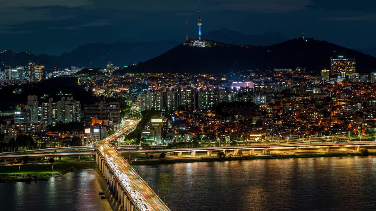 汉江、盘浦大桥、首尔N塔、市中心及周边夜景/韩国首尔龙山区视频素材