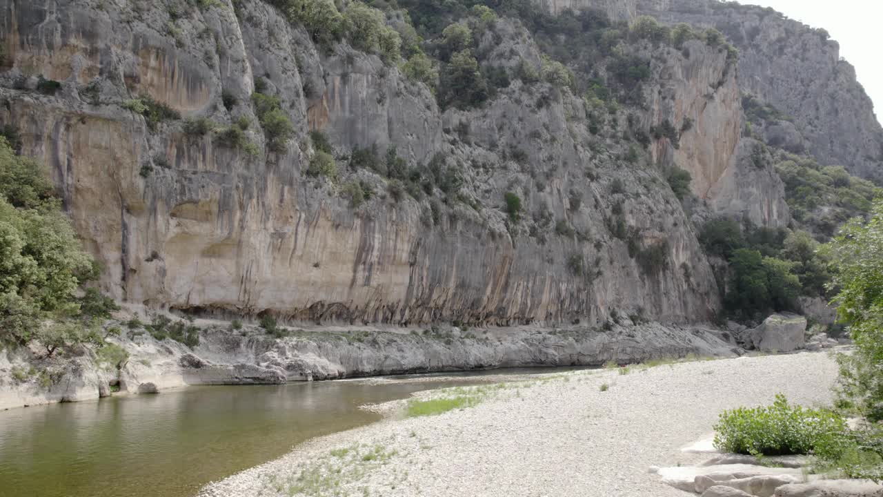 探险家沿着崎岖的河流航行他们的独木舟，被自然环境的令人敬畏的美丽所拥抱-无人机向前飞行视频素材