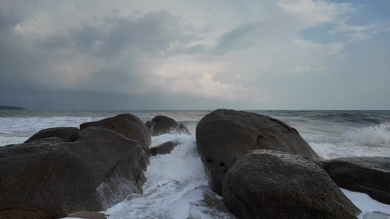 泰国苏梅岛巨石上的海岸线景观和波浪飞溅视频素材