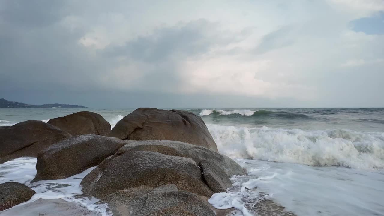 海浪拍打着泰国苏梅岛的岩石——慢动作视频素材