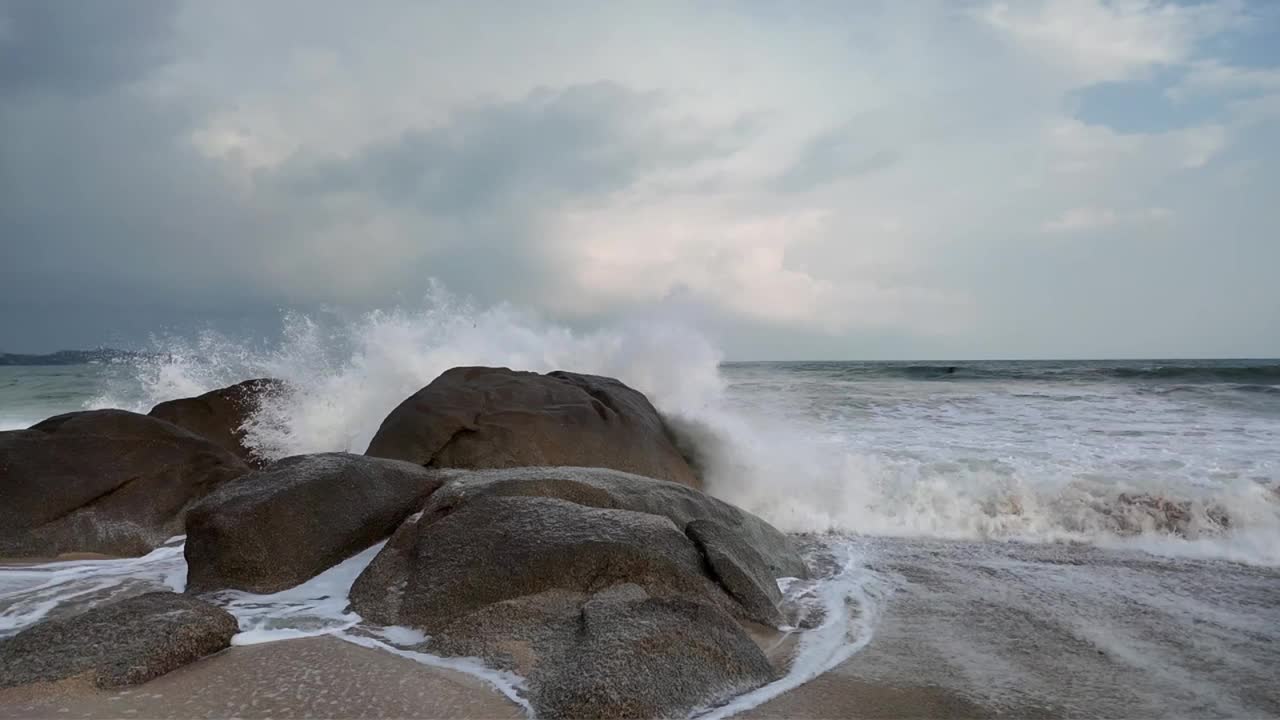 泰国苏梅岛的海浪撞击花岗岩视频素材