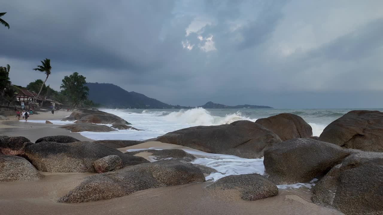 泰国苏梅岛海滩的季风波视频素材