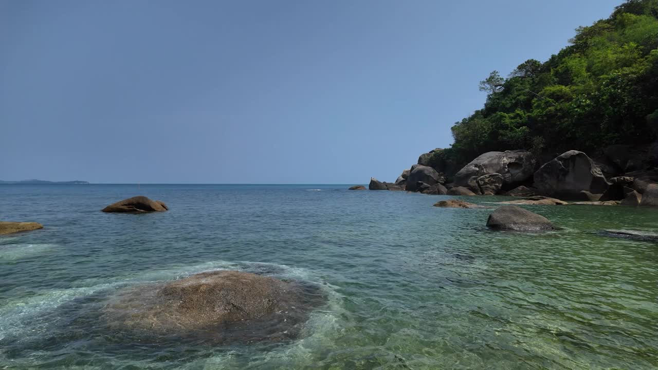 幽静的苏梅岛海岸线，清澈的海水，全景视频素材