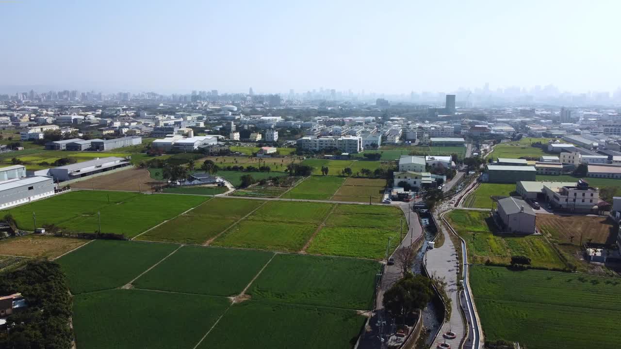 蓝天下城郊青翠的农田鸟瞰图视频素材