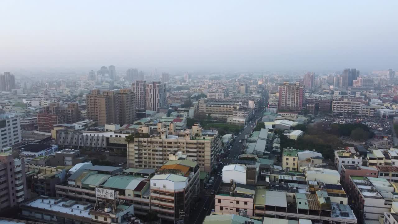 黎明时分密集的城市景观，建筑物延伸到地平线，鸟瞰图视频素材