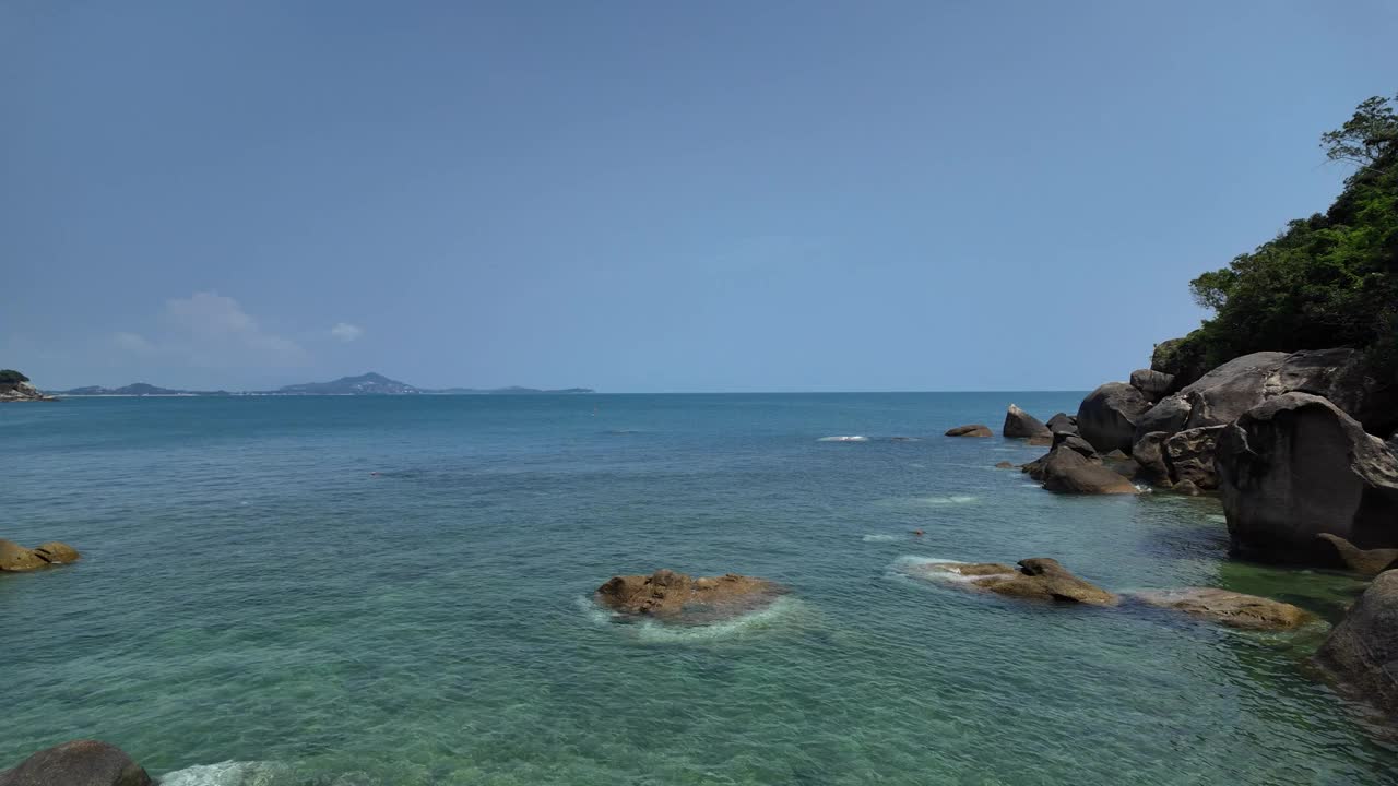 宁静的苏梅岛海岸线与岩石，泰国视频素材