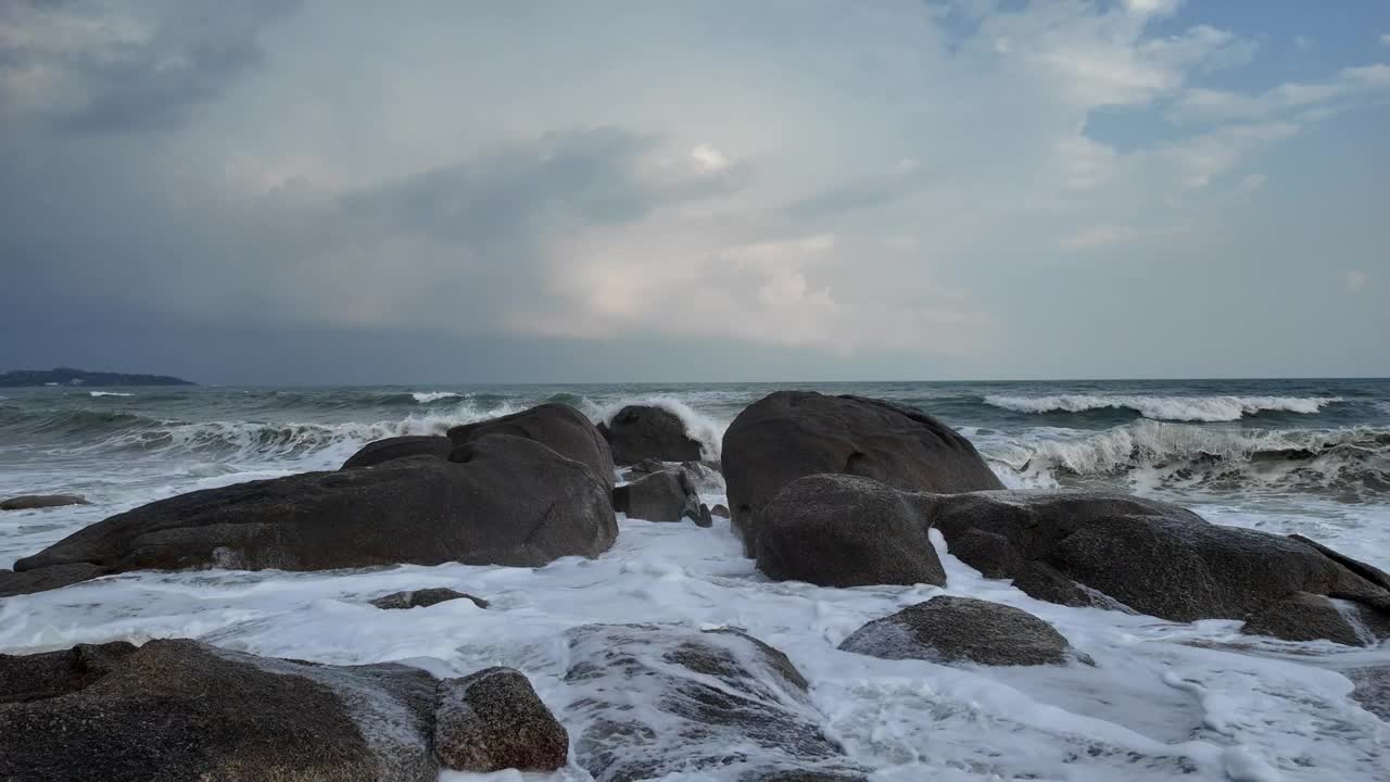 泰国苏梅岛巨石上的泡沫海浪视频素材