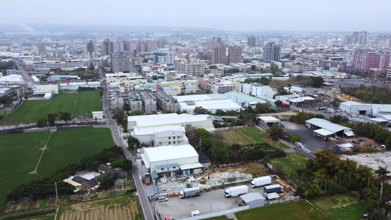 密集的城市地区，住宅和商业建筑混合，鸟瞰图视频素材