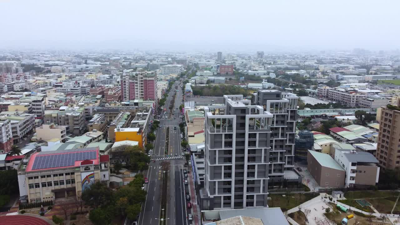 航拍的乡村风景，绿色的田野和一条小路，明亮的日光视频素材