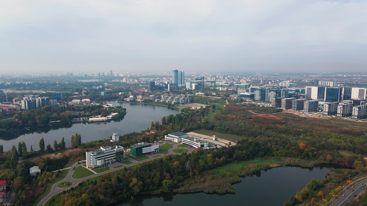 布加勒斯特郊区鸟瞰图，有湖泊、秋天的树叶和现代建筑视频素材