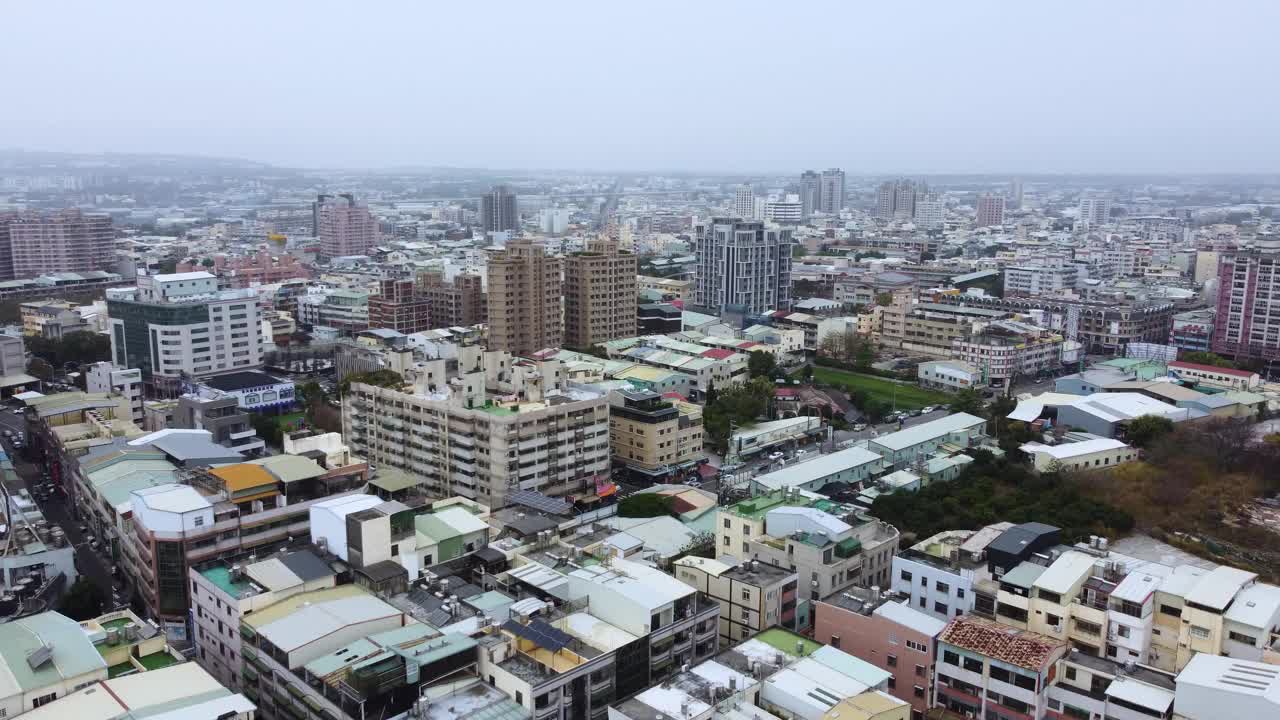 阴天密集的城市景观，展示建筑物和街道，鸟瞰图视频素材