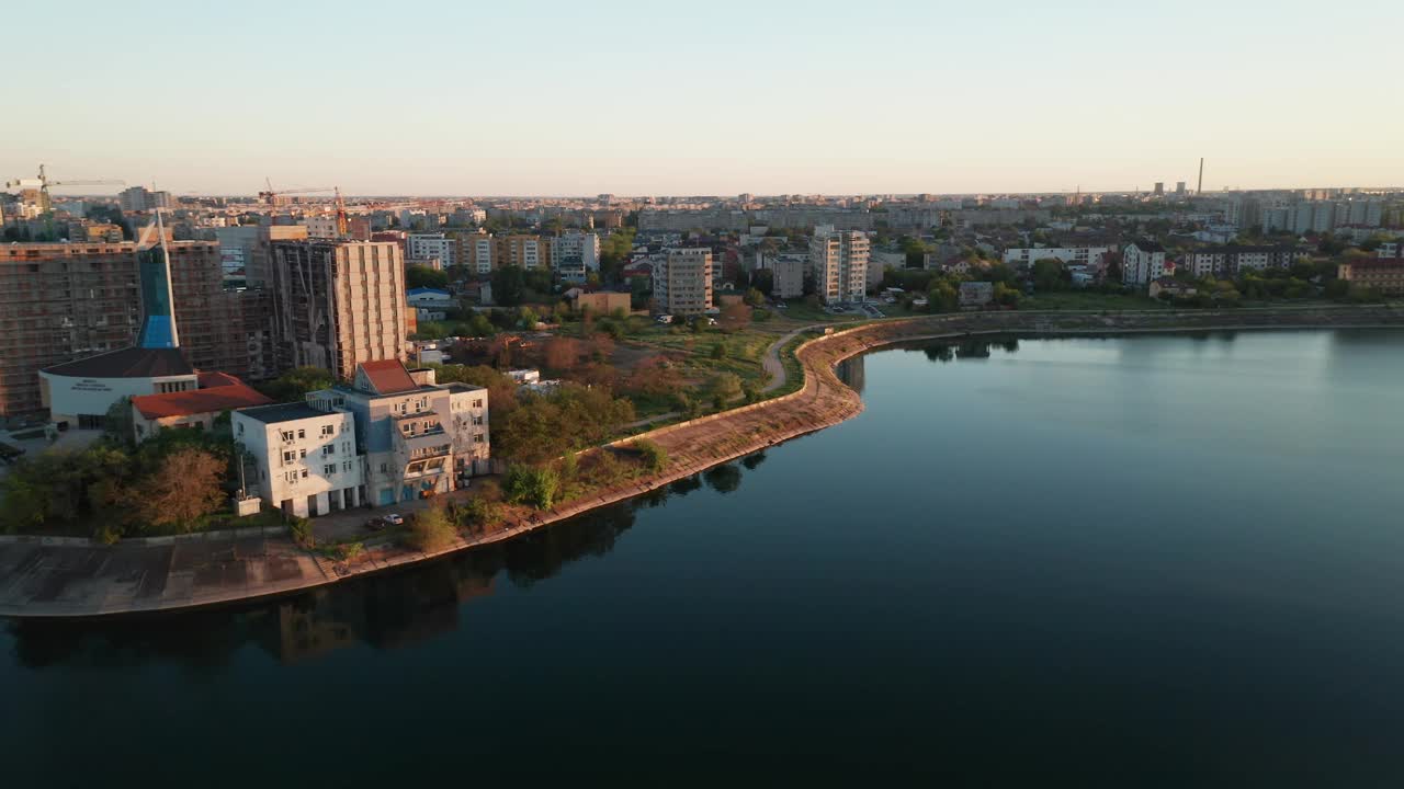 布加勒斯特莫里湖的黄金时间鸟瞰图和城市景观视频素材