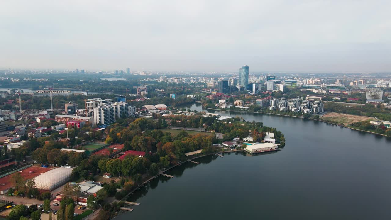 弗洛里斯卡湖与布加勒斯特天际线，宁静的水域，城市景观，阴天，城市景观背景，鸟瞰图视频素材