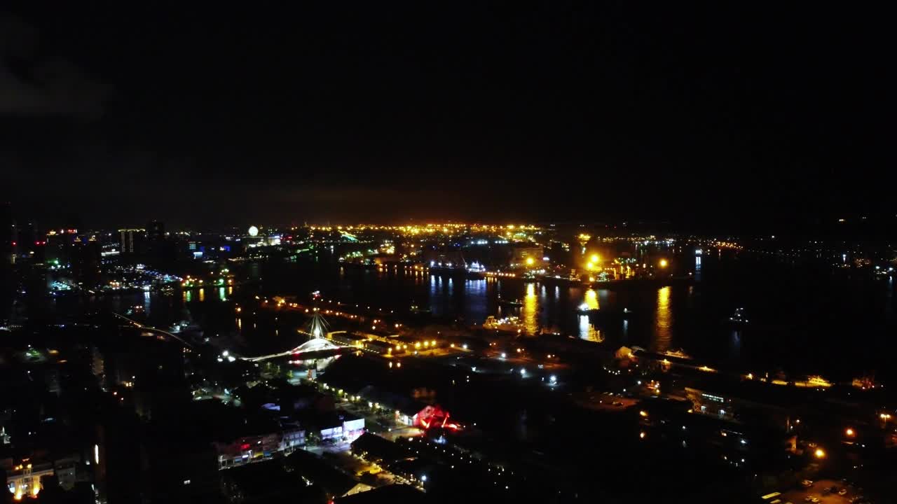 夜晚河边闪烁的城市灯光，充满活力的城市景象视频素材