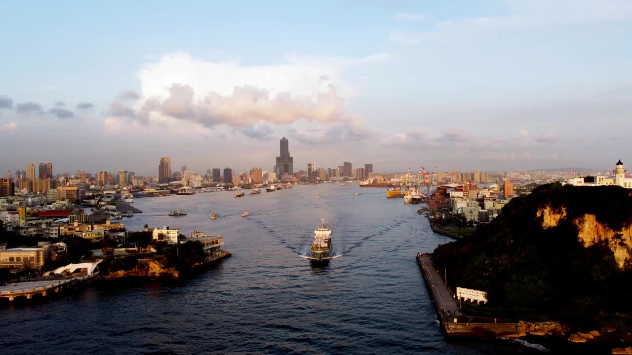 黄金时间在繁忙的港口与城市天际线，船只在运动，海景，航拍视频素材