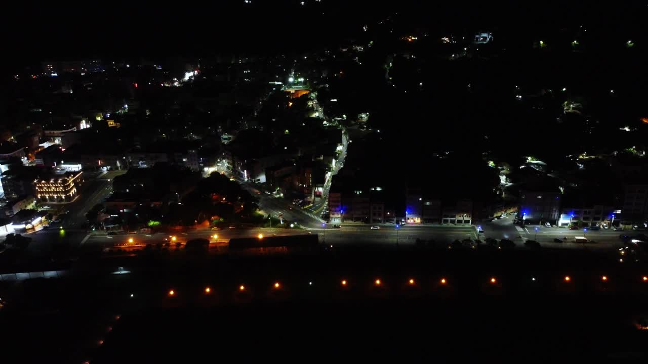 航拍夜景，熙熙攘攘的城市景观，生动的路灯和交通视频素材