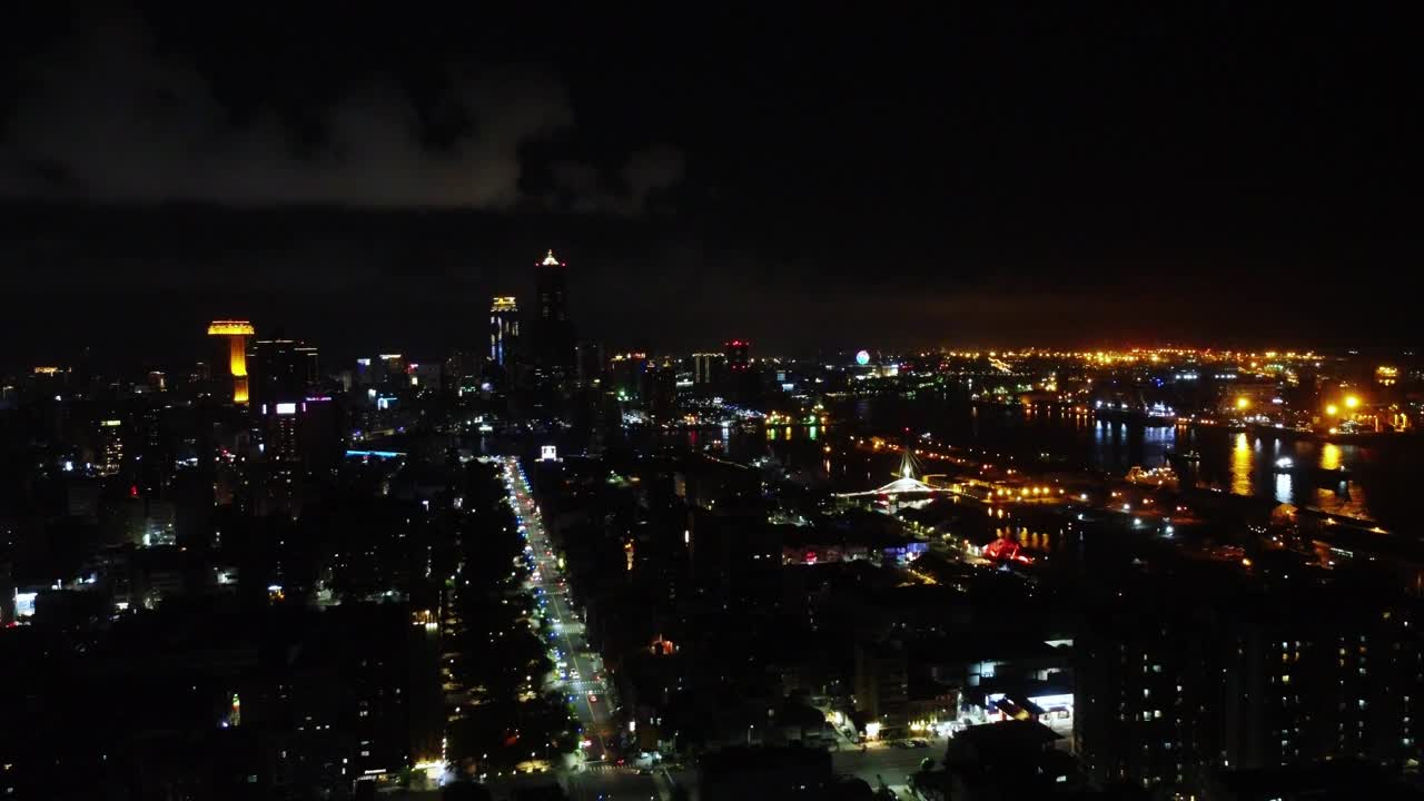 夜晚的城市天际线，灯火通明的街道和充满活力的天际线，从高处拍摄视频素材