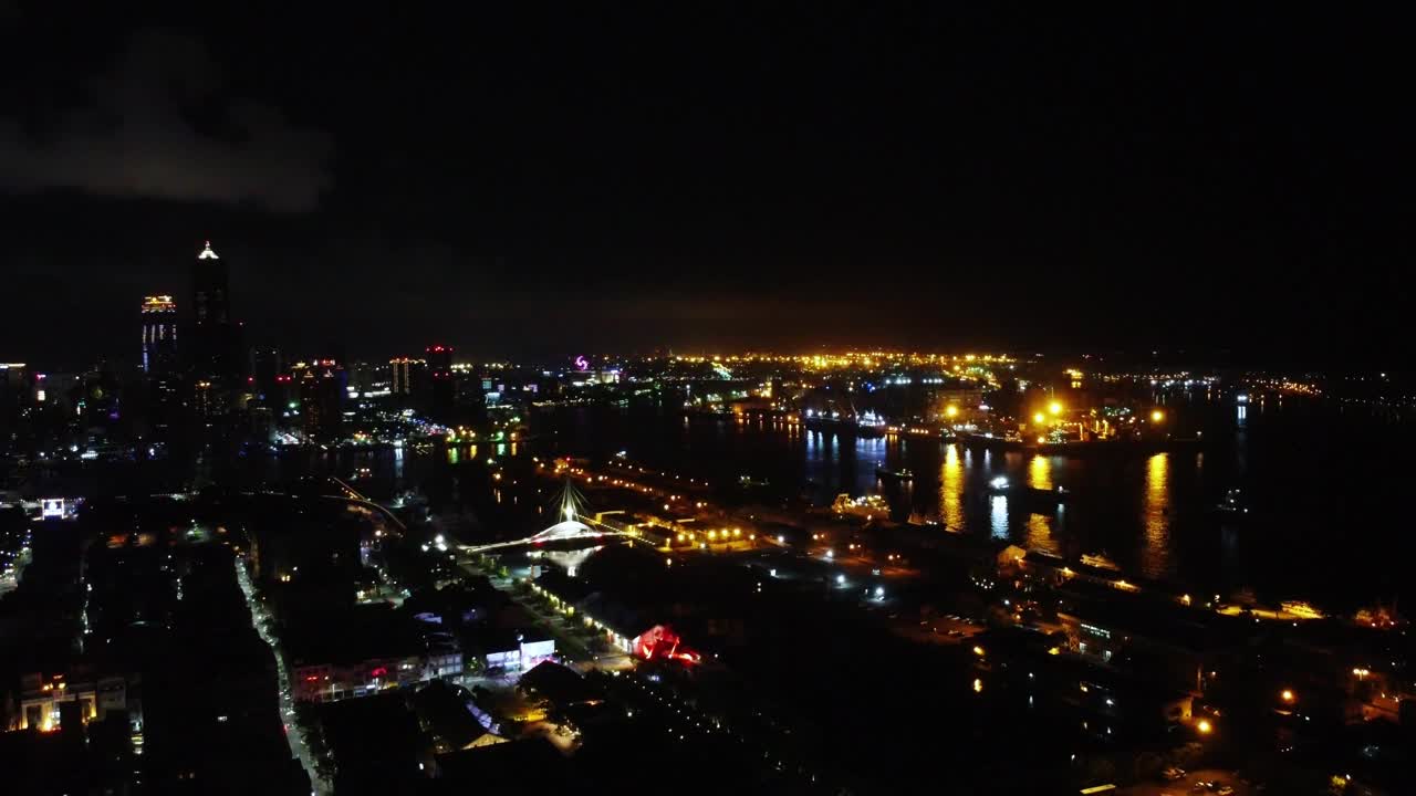 夜间鸟瞰充满活力的城市景观，街道和河流灯火通明视频素材