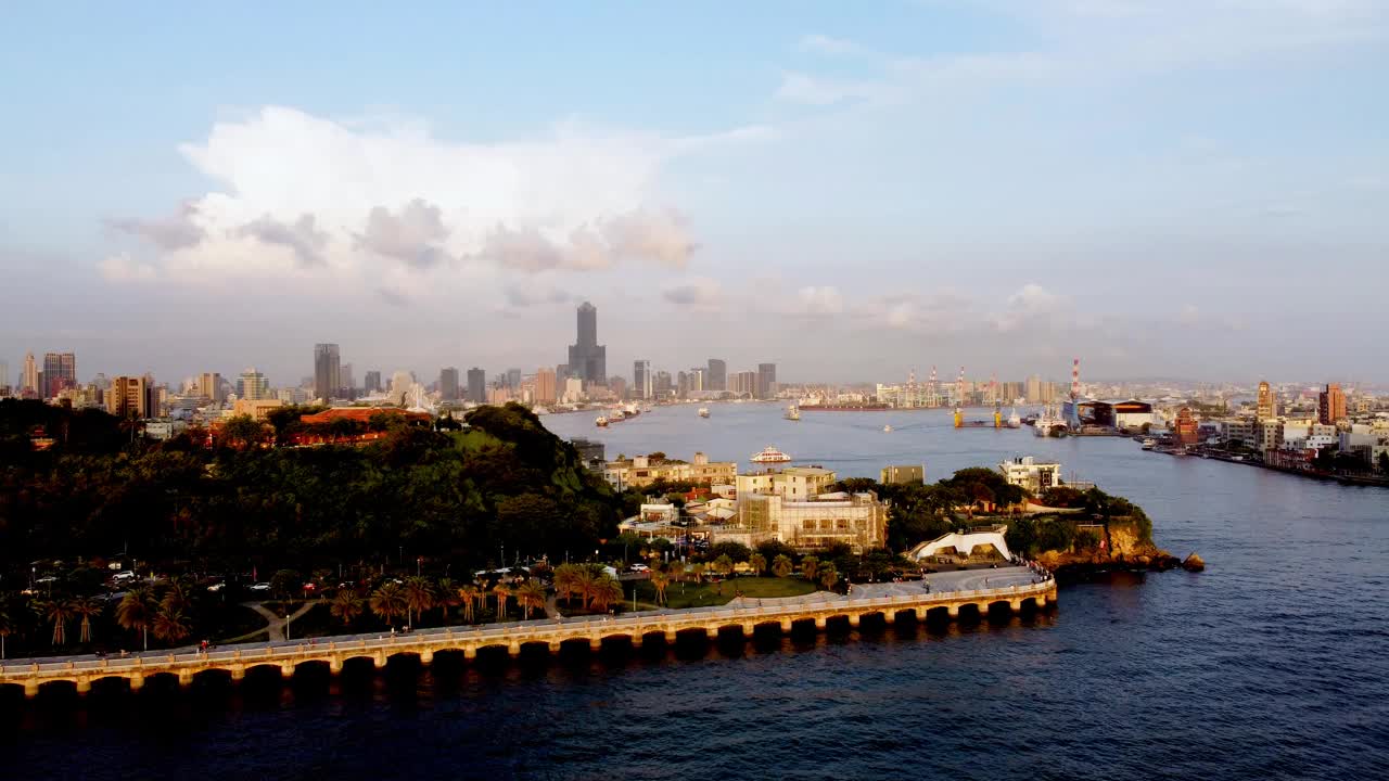 日落时的海滨城市天际线，水面平静，云散，鸟瞰视频素材