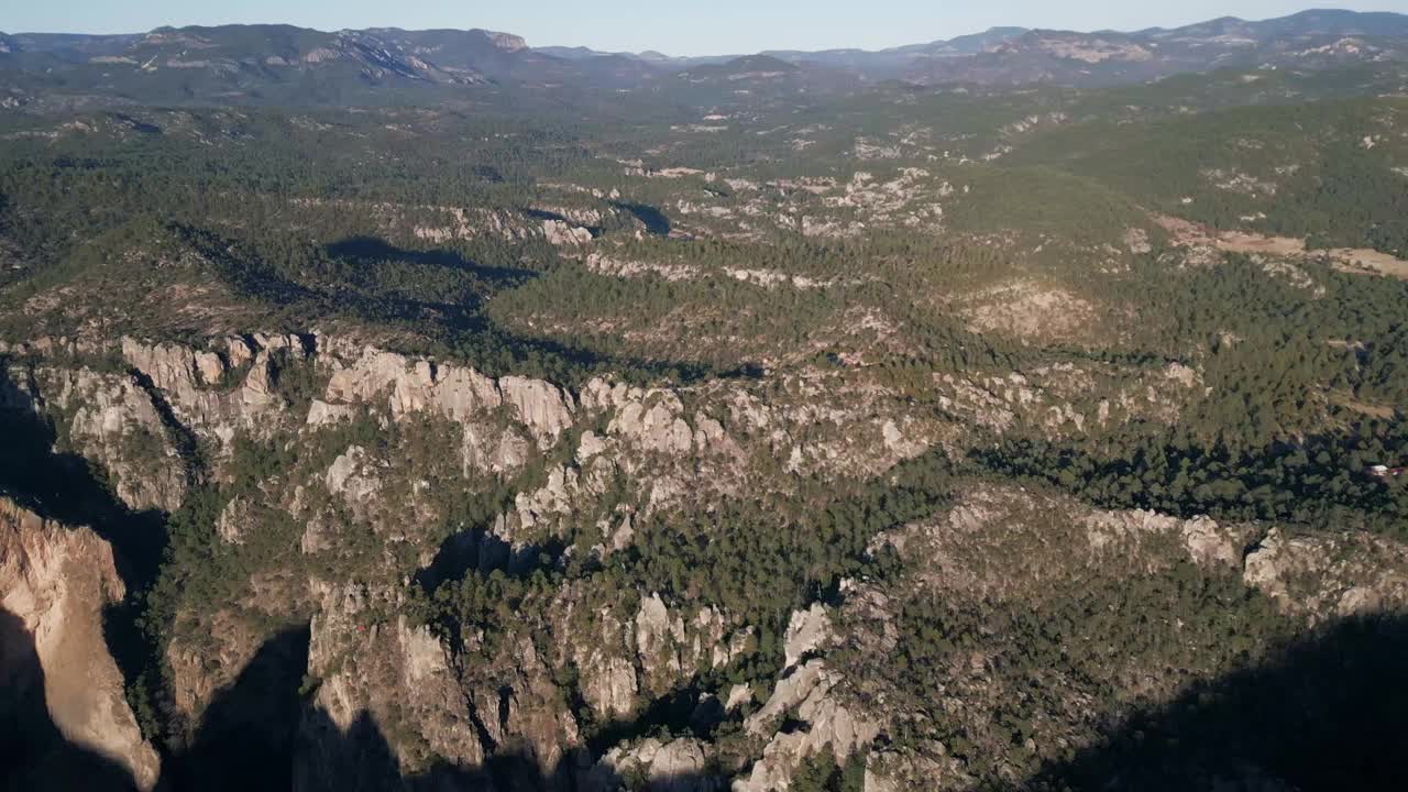 自然环境无人机景观铜峡谷墨西哥山脉天际线的绿色树木和岩石山脉形成，墨西哥吉娃娃西马德雷山脉，旅行跋涉点视频素材