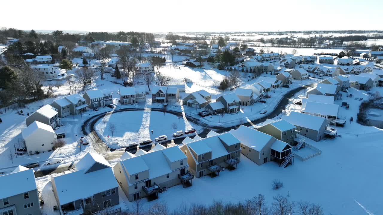 美丽的白色房屋和房屋在晴朗的日子里降雪后。美国郊区住宅区域冬季下雪。鸟瞰图。视频素材