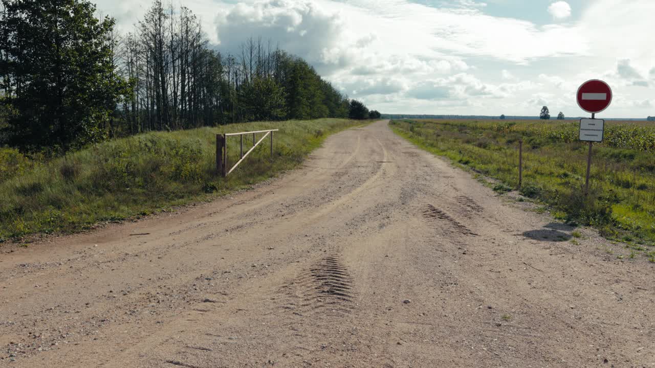 禁道:大自然画布上的秋路视频素材