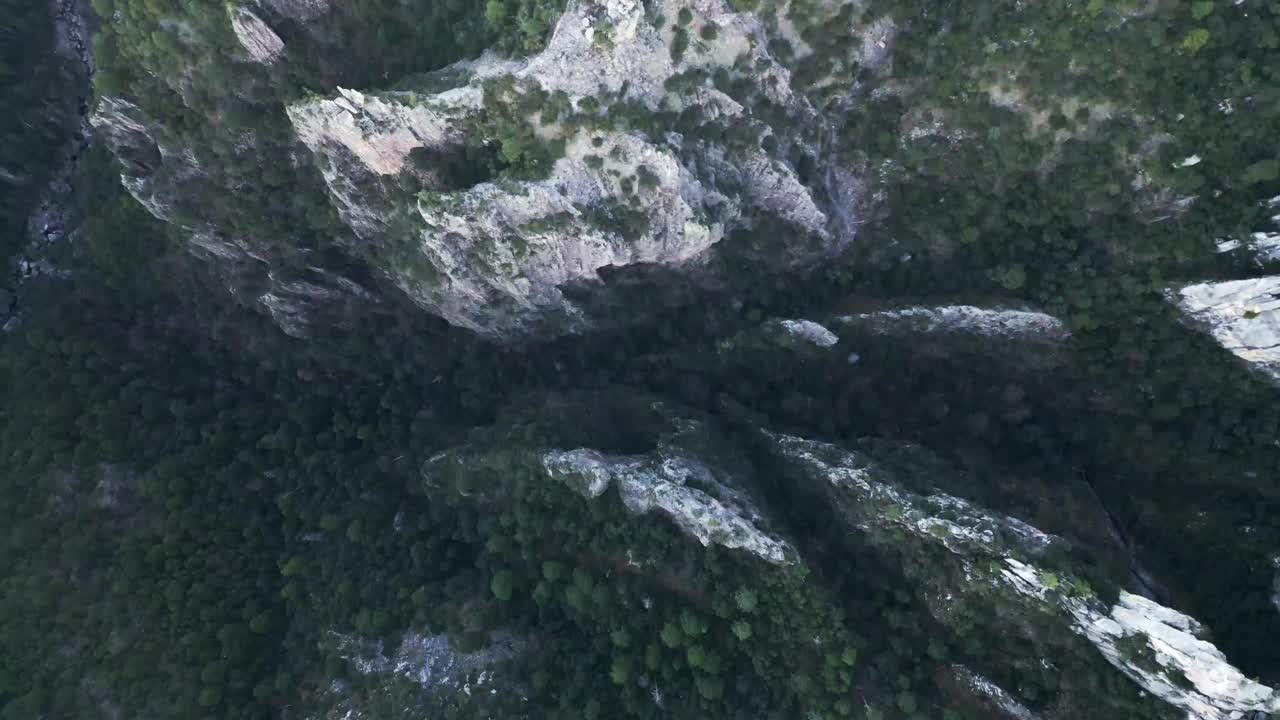 空中无人机俯瞰墨西哥铜峡谷的岩石岩层，墨西哥徒步旅行的目的地，吉娃娃在马德雷山脉的西方全景景观视频素材