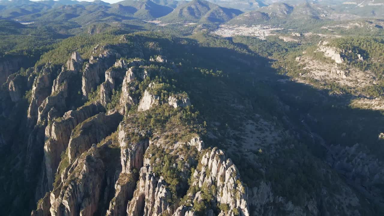 无人驾驶飞机在铜峡谷墨西哥山脉天际线墨西哥吉娃娃西马德雷山脉，旅行徒步旅行现场空中视频素材