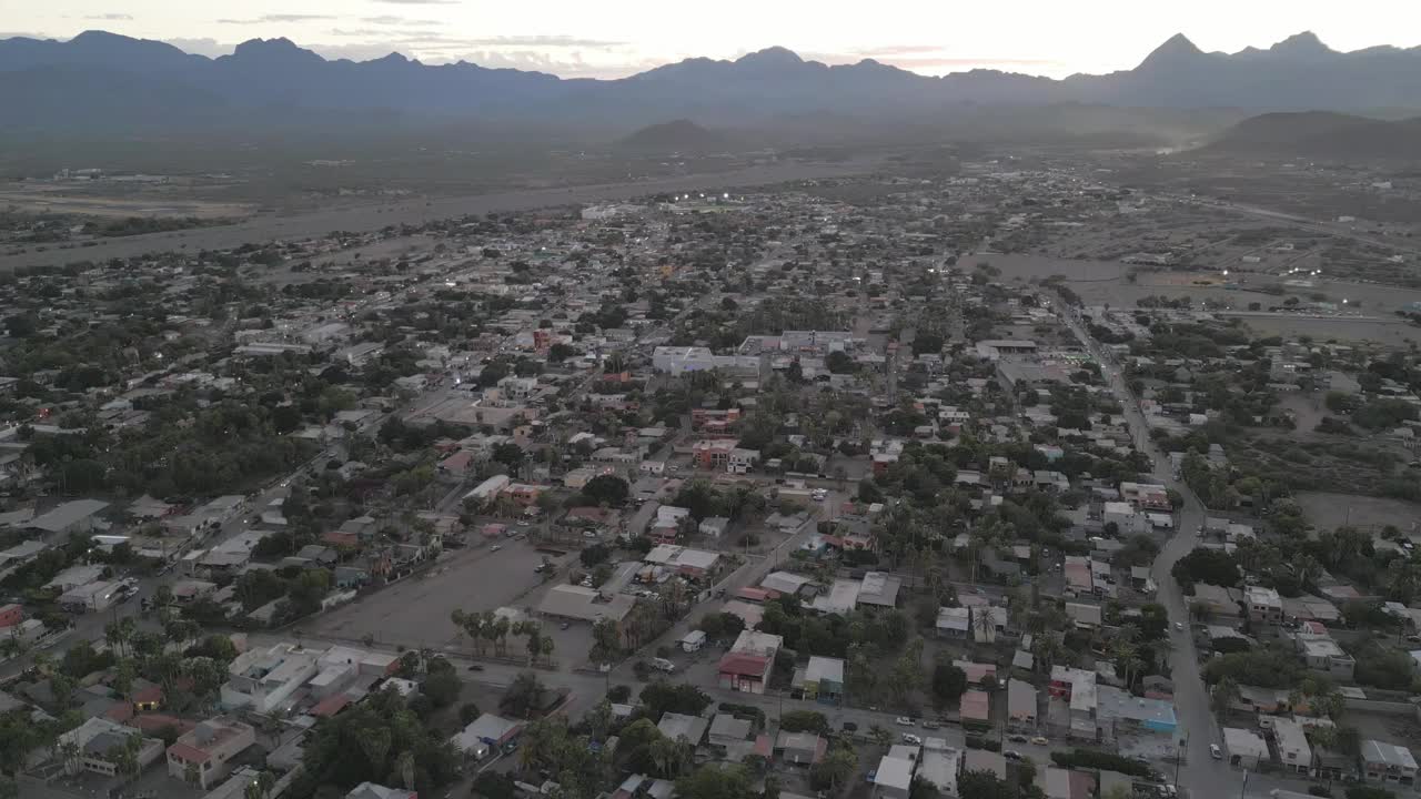 沙漠看城市山下山谷在洛雷托下加利福尼亚州墨西哥湾著名的半岛，街道上的房子和社区，建立射击，墨西哥小镇视频素材