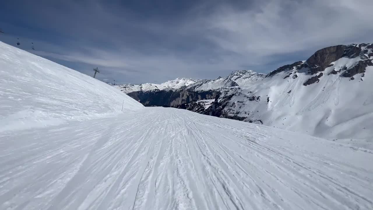 在Courchevel滑雪胜地的斜坡上滑雪视频素材