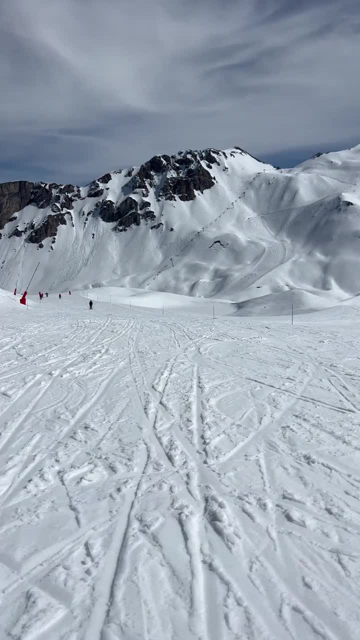 在Courchevel滑雪胜地的斜坡上滑雪视频素材