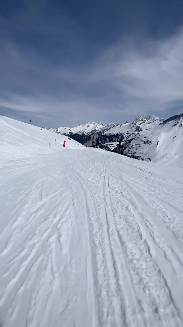 在Courchevel滑雪胜地的斜坡上滑雪视频素材