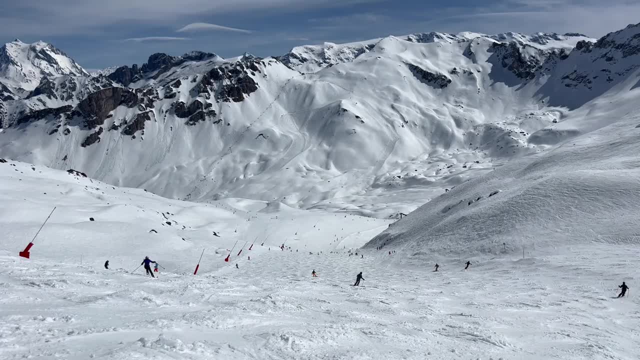 在Courchevel滑雪胜地的斜坡上滑雪视频素材