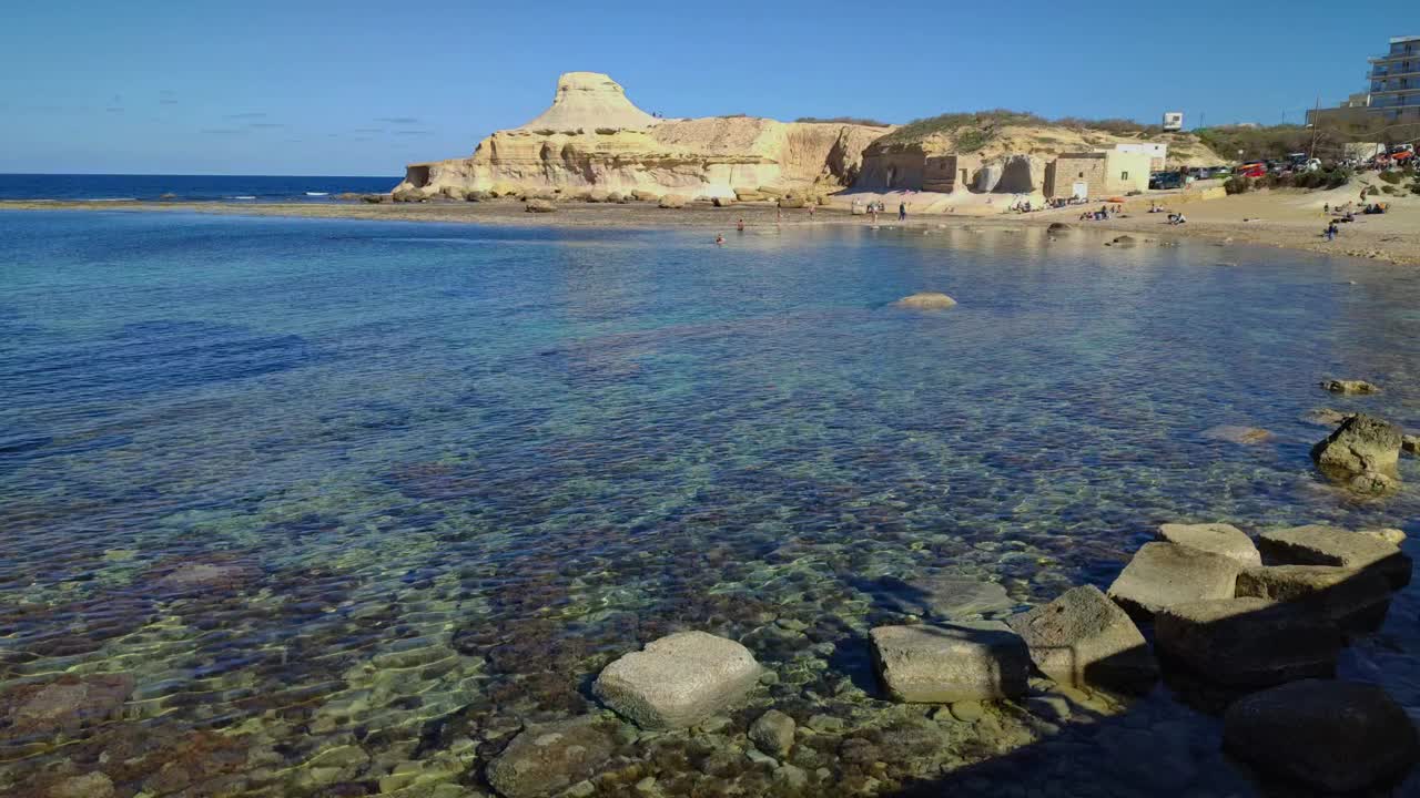 在qbajjar的盐田，靠近马萨尔福岛，戈佐岛，马耳他，地中海，欧洲视频下载