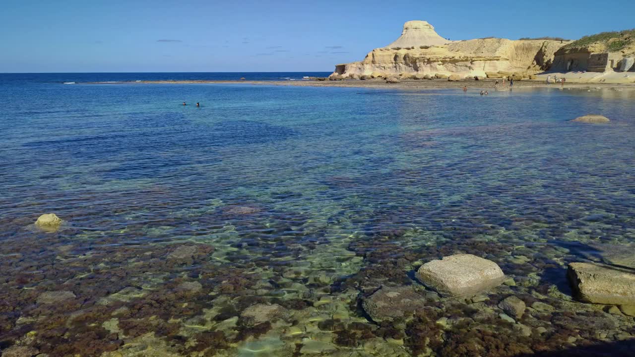 在qbajjar的盐田，靠近马萨尔福岛，戈佐岛，马耳他，地中海，欧洲视频下载