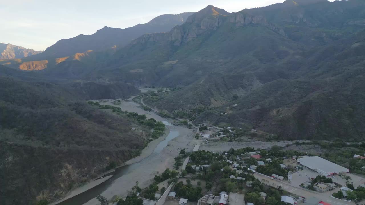 乌利克铜峡谷墨西哥山村山谷在西马德雷山脉，奇瓦瓦，绿色山谷在土著山顶，墨西哥视频素材