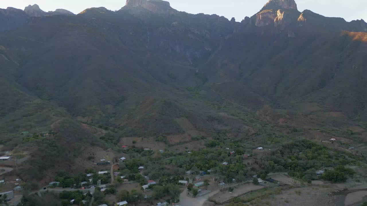 独特的铜峡谷墨西哥山村位于西马德雷山脉，奇瓦瓦州，视频素材